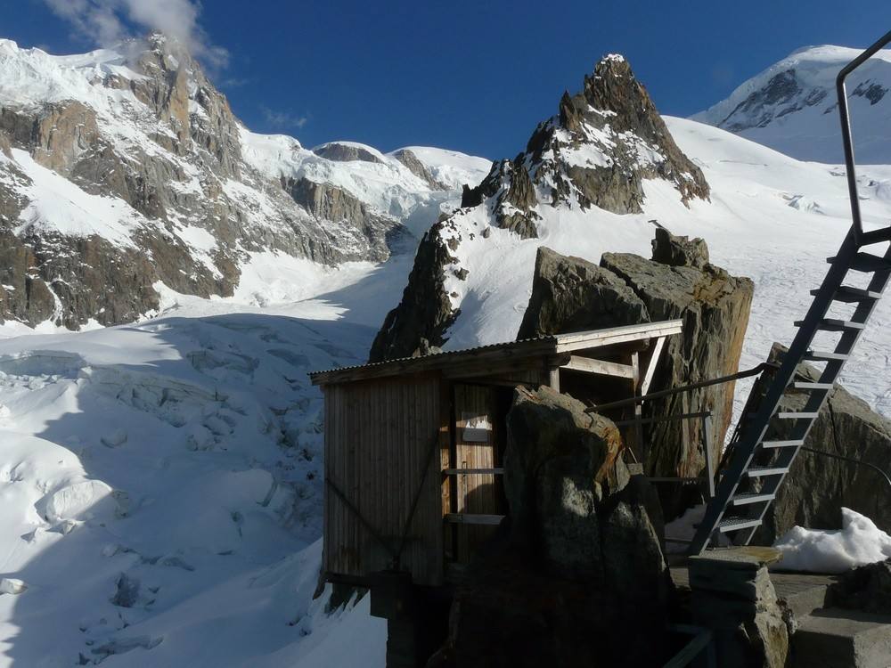 REFUGIO GRANDS MULETS (FRANCIA) | El Grands Mulets, situado en el Mt. Blanc, es, sin duda, uno de los refugios más espectaculares de los Alpes. Se utiliza sobre todo en invierno, cuando los esquiadores llegan allí a probar la nieve de las montañas más altas del oeste de Europa.