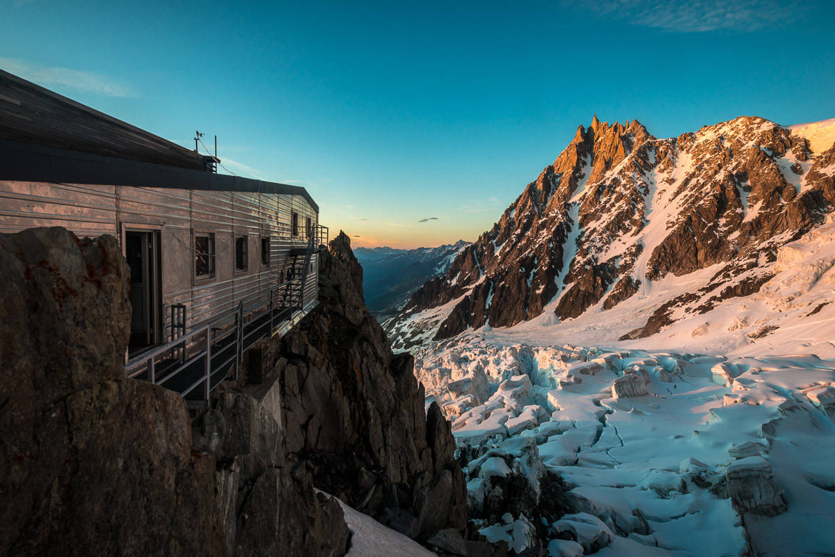 REFUGIO GRANDS MULETS (FRANCIA) | El Grands Mulets, situado en el Mt. Blanc, es, sin duda, uno de los refugios más espectaculares de los Alpes. Se utiliza sobre todo en invierno, cuando los esquiadores llegan allí a probar la nieve de las montañas más altas del oeste de Europa.