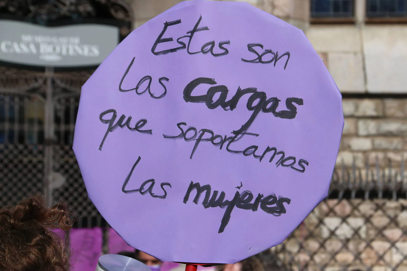 Fotos: Las cargas sobre los hombros de la mujer