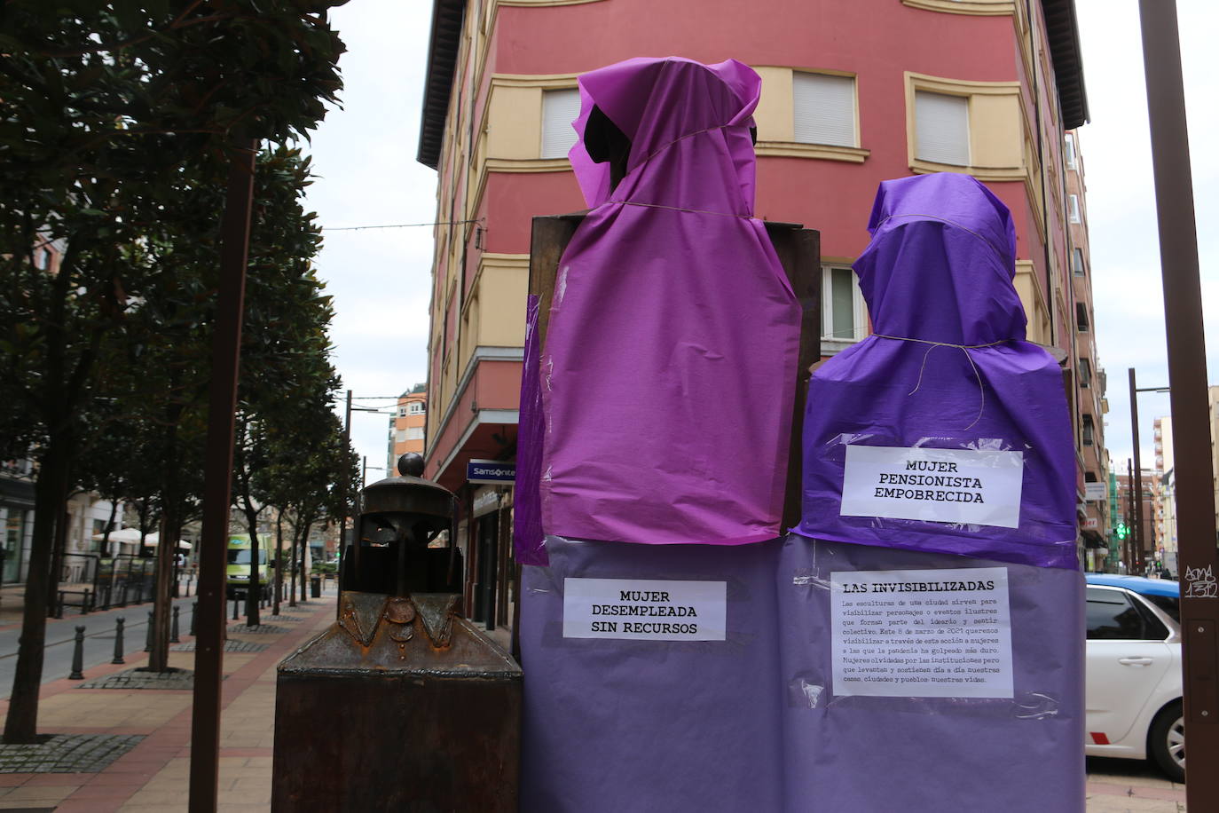 Fotos: Esculturas morada para visibilizar a la mujer