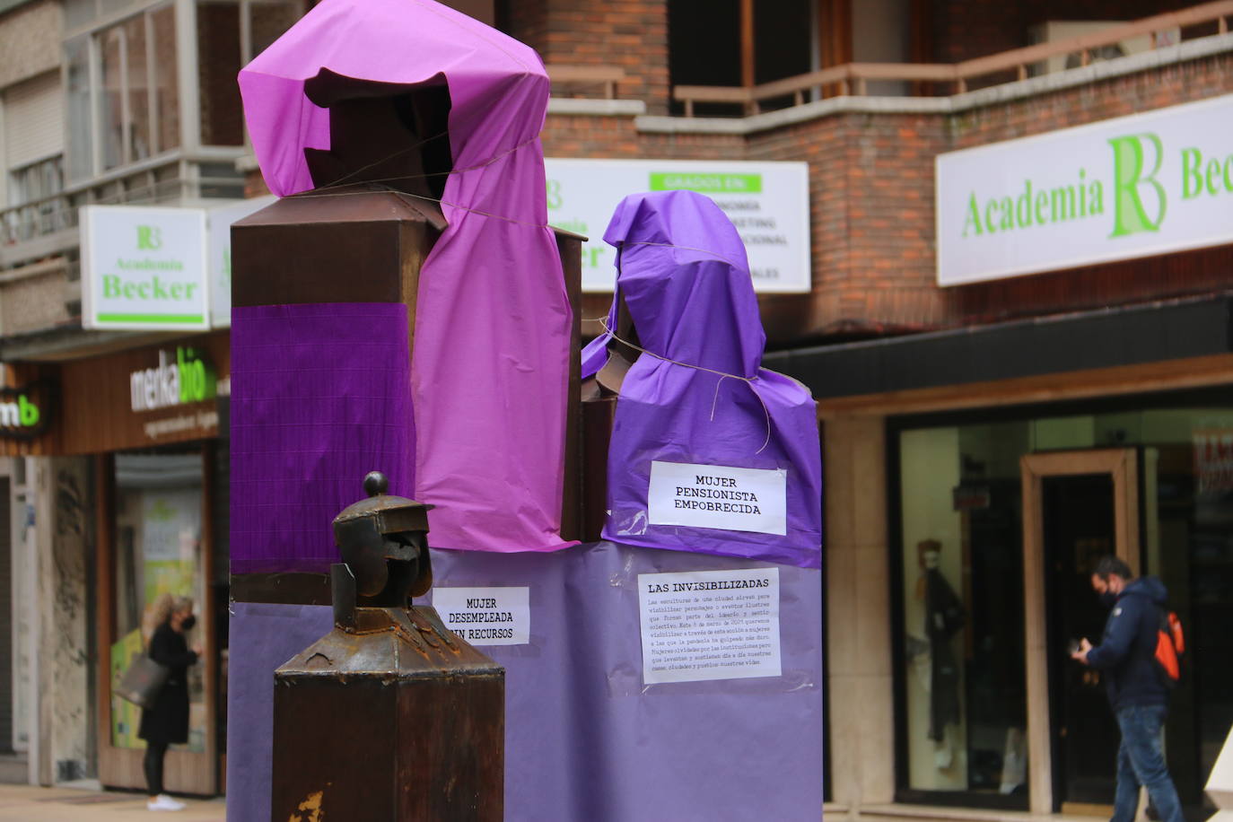 Fotos: Esculturas morada para visibilizar a la mujer