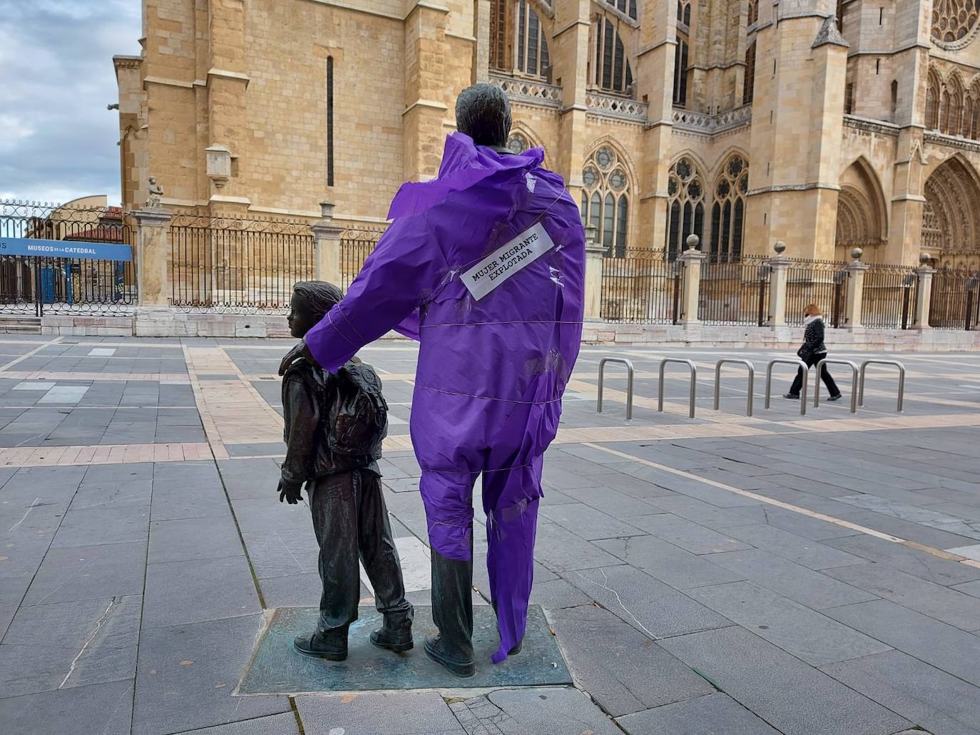 Fotos: Esculturas morada para visibilizar a la mujer