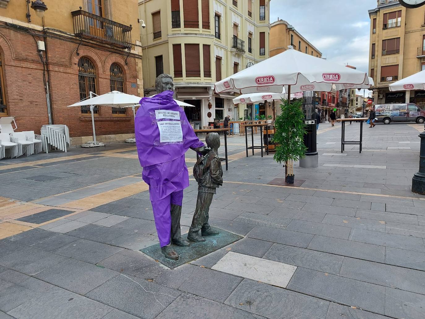 Fotos: Esculturas morada para visibilizar a la mujer