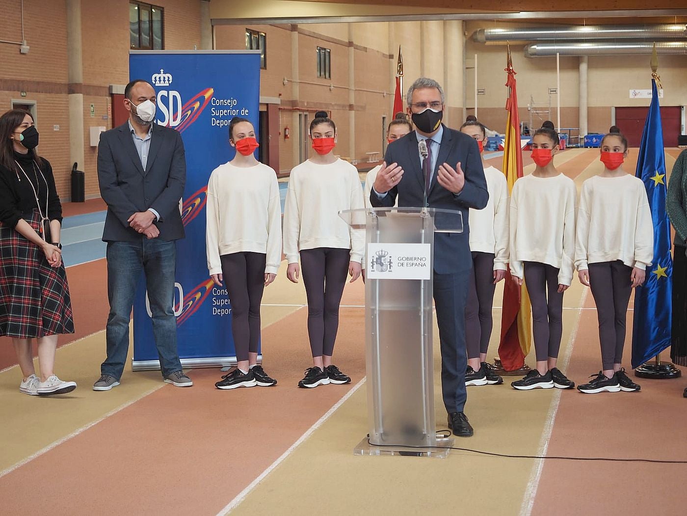 El delegado del Gobierno en Castilla y León, Javier Izquierdo, preside el acto 'CAR de León: Mujer y Deporte', que cuenta con las intervenciones de Margarita Ramos y las integrantes del conjunto de la Selección Española Junior de Gimnasia Rítmica. 