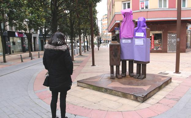 Las esculturas se 'visten' de morado para «visibilizar» a las mujeres invisibles