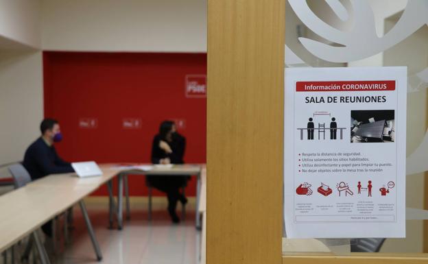 Imagen principal - Reunión entre Ana Sánchez, Nuria Rubio y Alfonso Cendón.