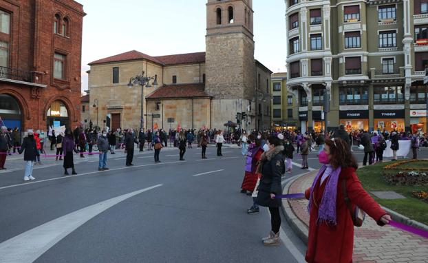 Galería. La concentración feminista ha reunido a 225 personas divididas en tres círculos que 'abrazan' la fuente de Santo Domingo.