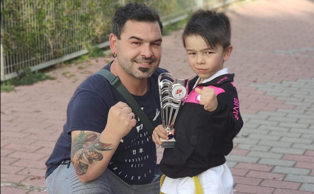 Luka Fernández posa junto a su padre Jorge Fernández.