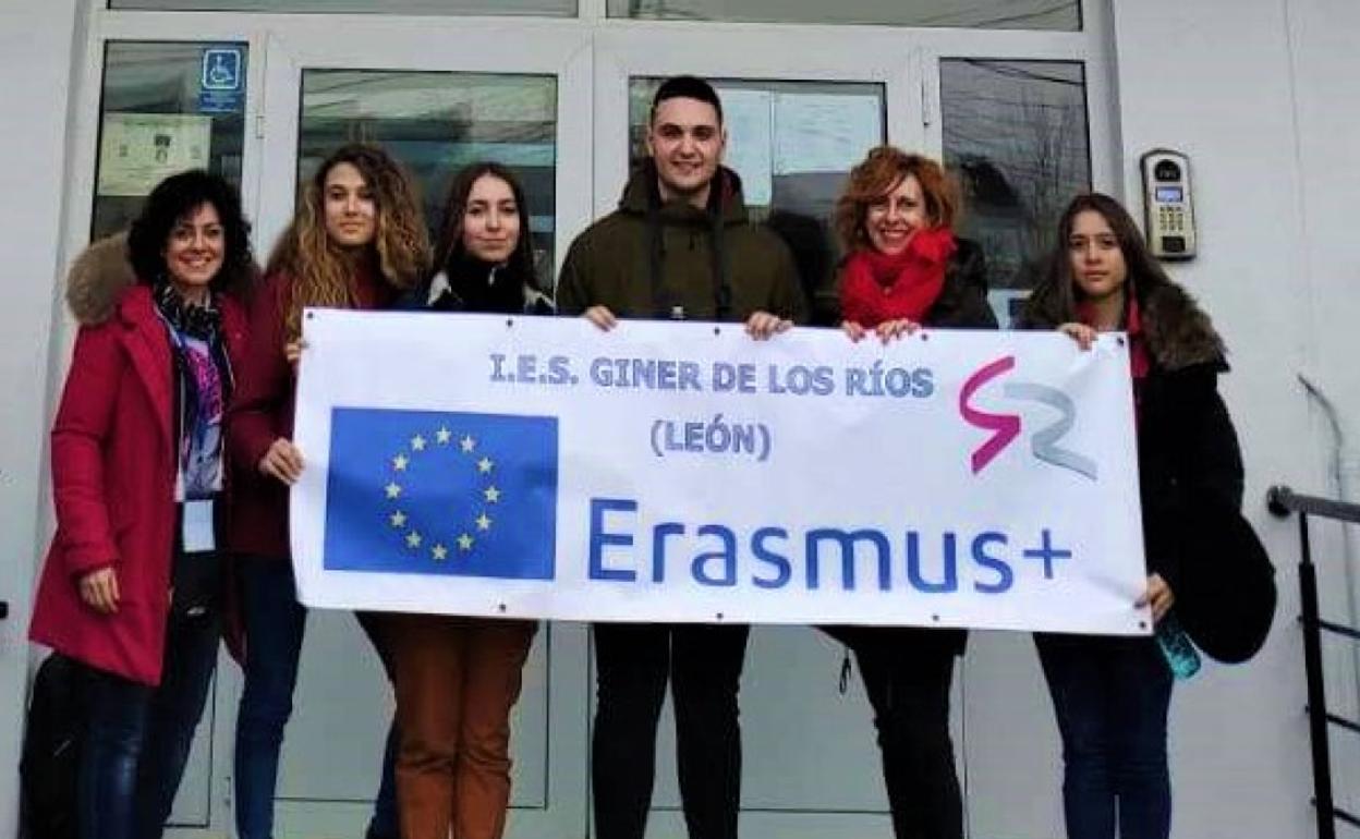 Alumnos y docentes del IES Giner de los Ríos, en una actividad Erasmus+ de Rumanía.