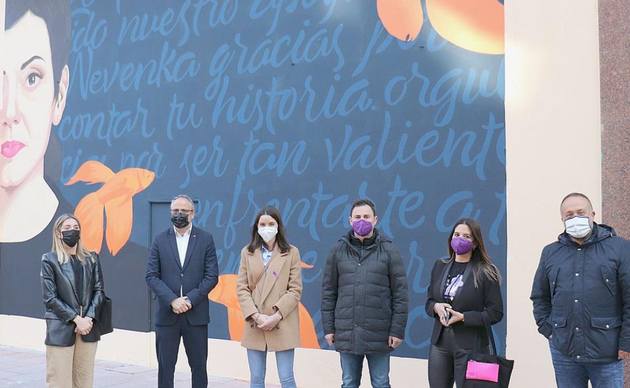 Representantes socialistas junto al mural de Nevenka, en Ponferrada capital. 