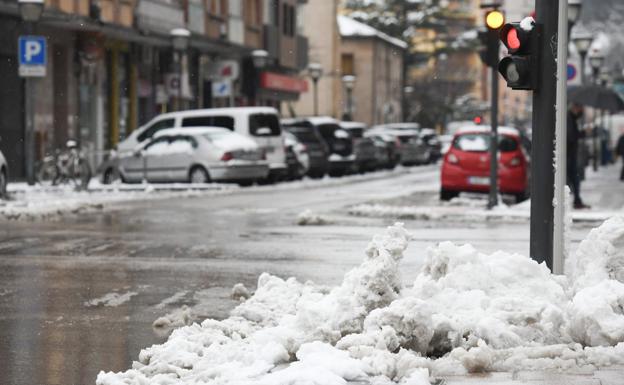 Imagen de las calles de Burgos, nevadas, este lunes. 