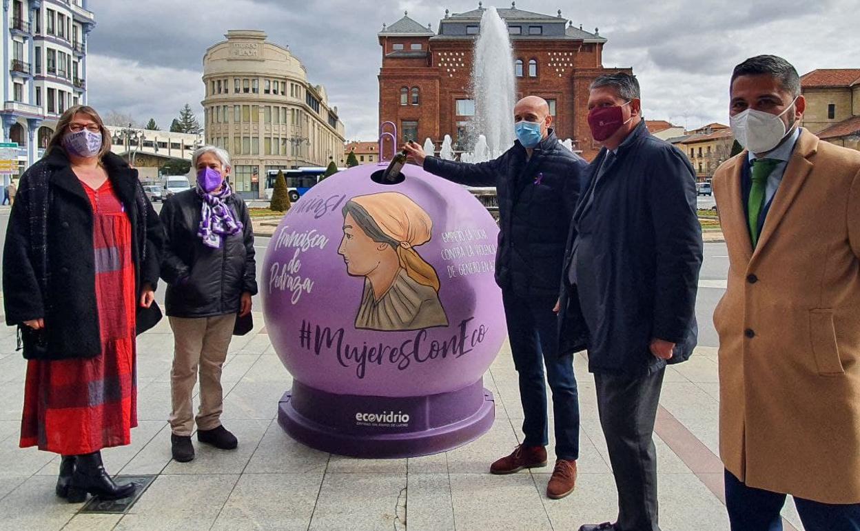 Uno de estos contenedores ubicados en la plaza de Santo Domingo de León.