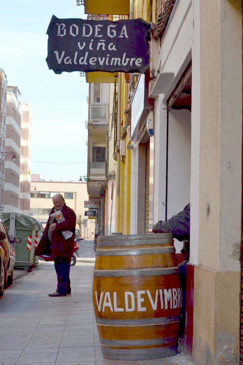 Imagen de la entrada el bar Bodega Viña de Valdevimbre, con su clásico tonel a la entrada.