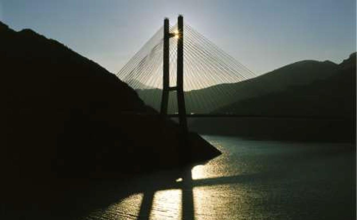 Puente sobre el pantano de Luna. 