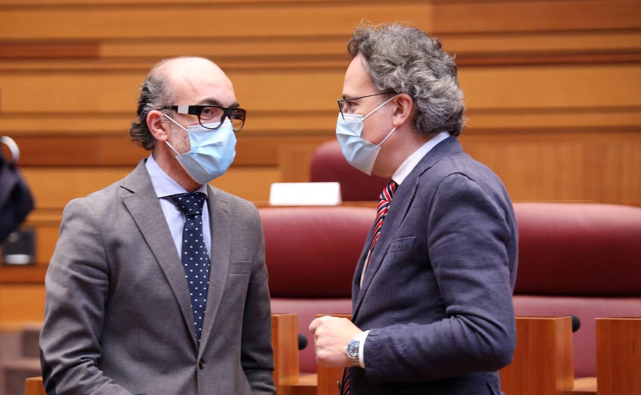 Javier Ortega, consejero de Cultura, a la izquierda, conversa con un procurador de Ciudadanos.