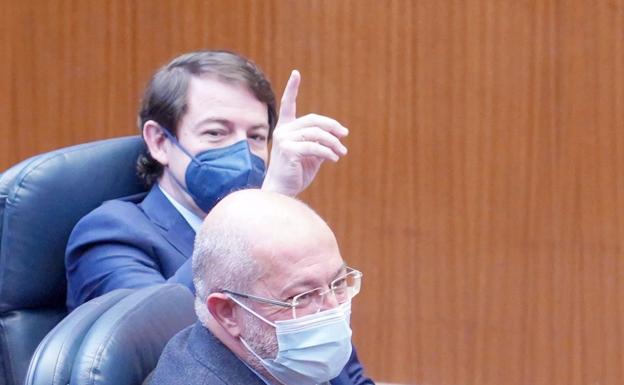 Mañueco insiste, tras presentarse la moción, que su prioridad es «proteger la vida, la salud y la economía»