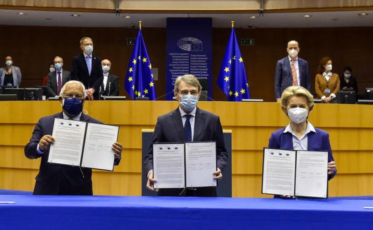 António Costa, David Sassoli y Ursula Von der Leyen, durante el acto de firma de la Declaración de la Conferencia sobre el Futuro de Euopa.