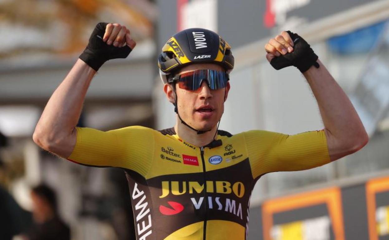 Wout Van Aert levanta los brazos para celebrar su victoria. 