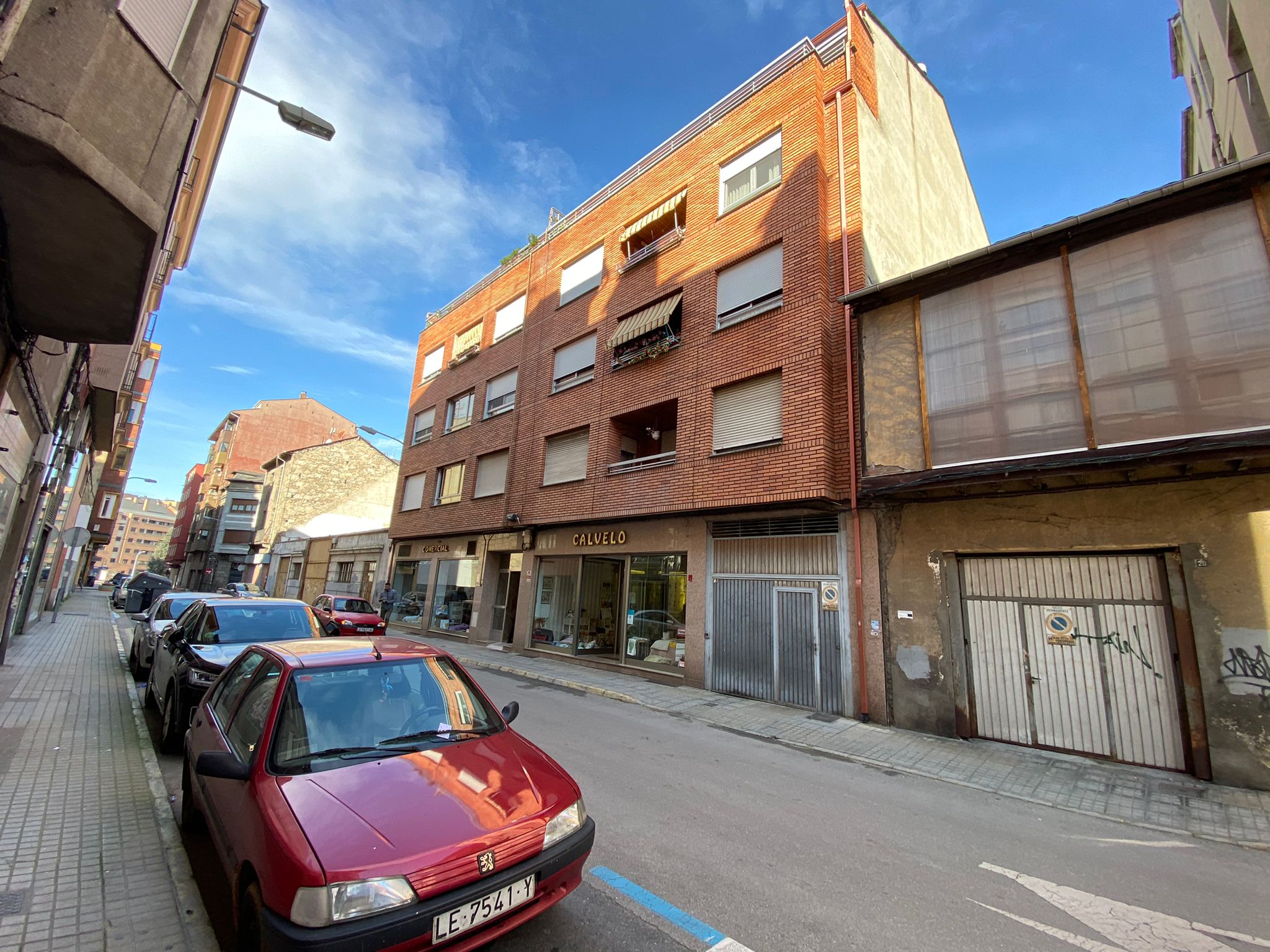 Detenido un hombre tras tirar por la ventana a una mujer de madrugada en Ponferrada | La Policía Nacional descarta inicialmente que se trate de un delito de violencia de género | La investigación se centra en un primer momento en un caso de homicidio | El cimen fue cometido a las doce y media de la noche.