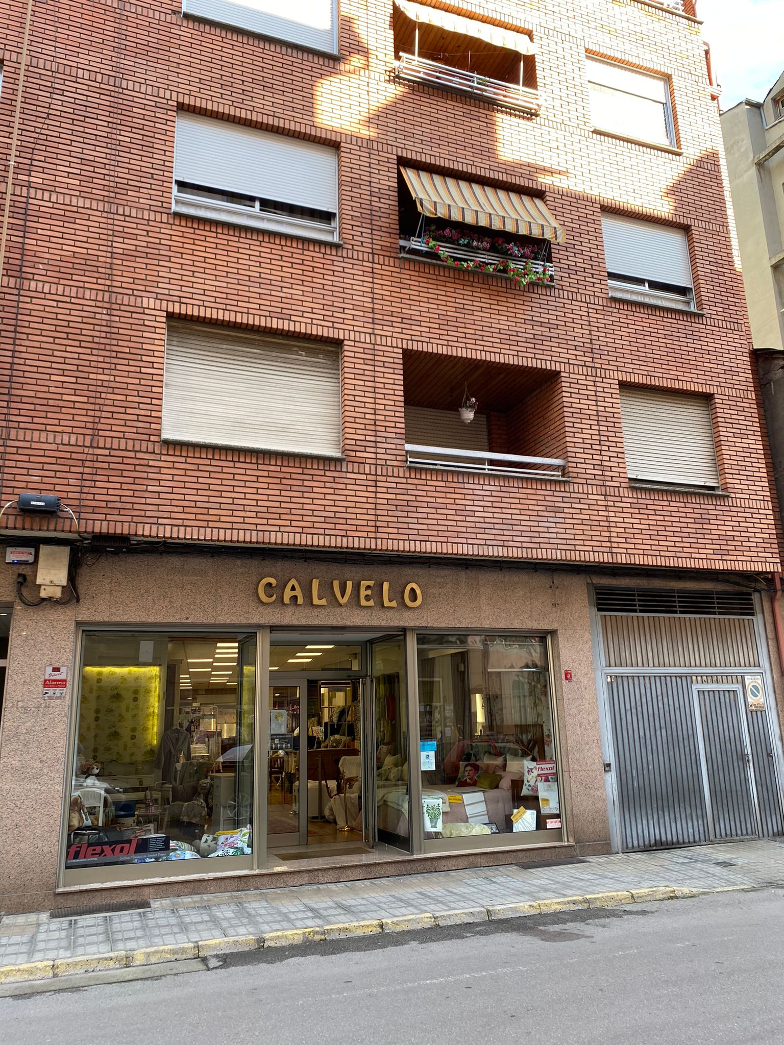 Detenido un hombre tras tirar por la ventana a una mujer de madrugada en Ponferrada | La Policía Nacional descarta inicialmente que se trate de un delito de violencia de género | La investigación se centra en un primer momento en un caso de homicidio | El cimen fue cometido a las doce y media de la noche.