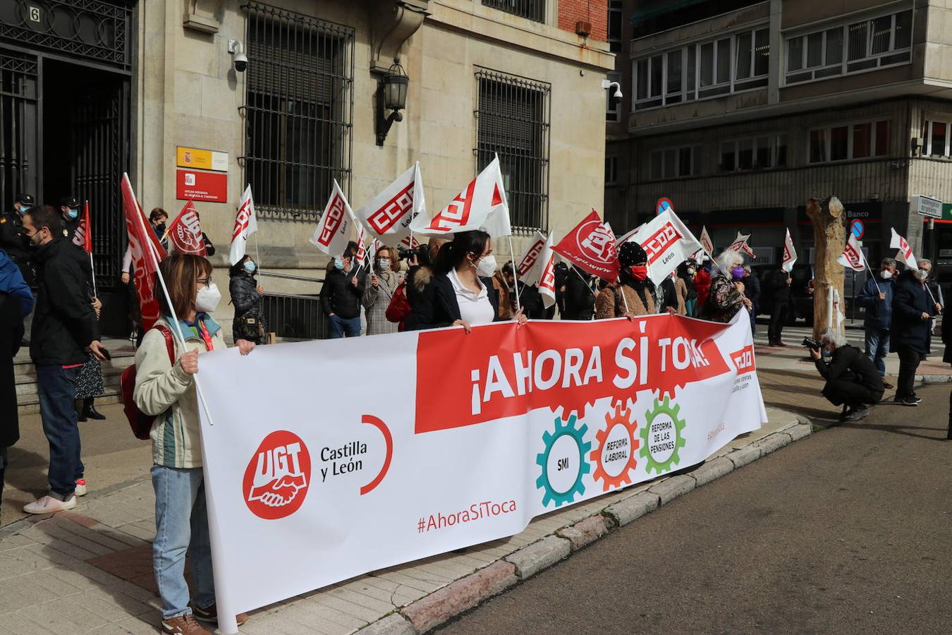 UGT y CCOO se movilizan frente a la Subdelegación del Gobierno en León para exigir que se cumplan los compromisos.