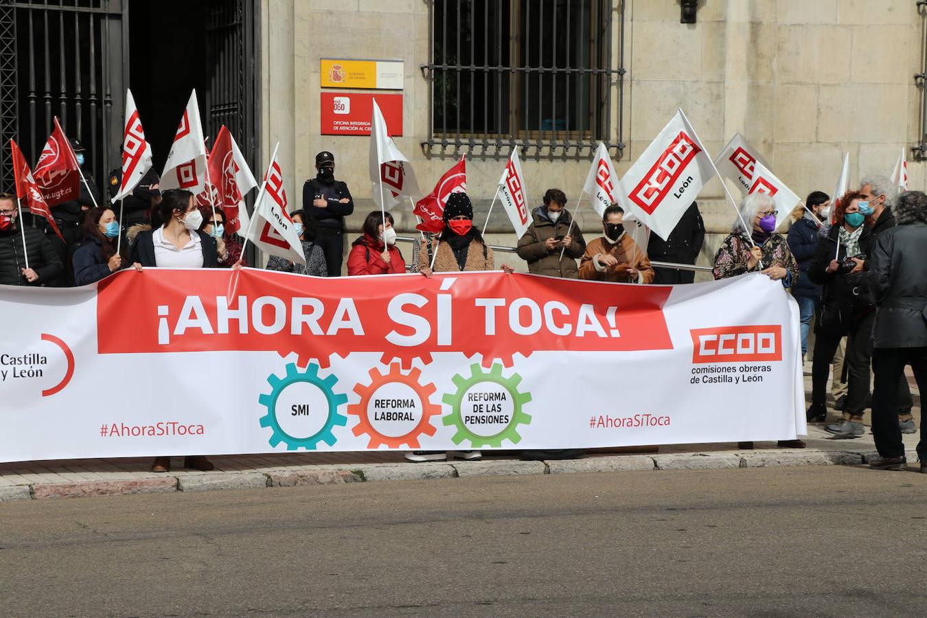 UGT y CCOO se movilizan frente a la Subdelegación del Gobierno en León para exigir que se cumplan los compromisos.