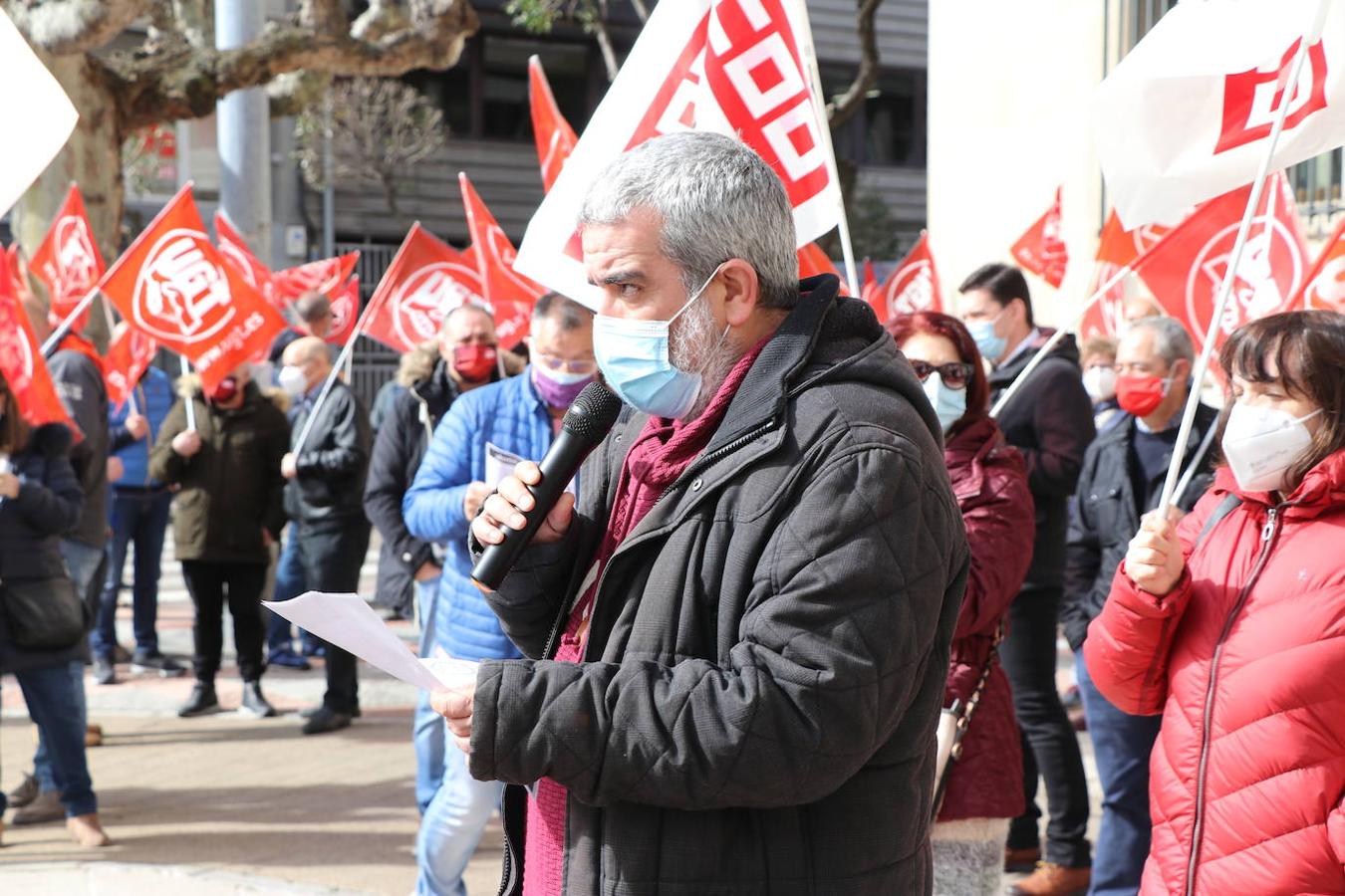 UGT y CCOO se movilizan frente a la Subdelegación del Gobierno en León para exigir que se cumplan los compromisos.