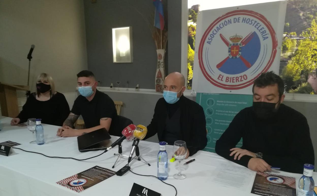 Los representantes de la Asociación de Hostelería el Bierzo, durante su presentación.