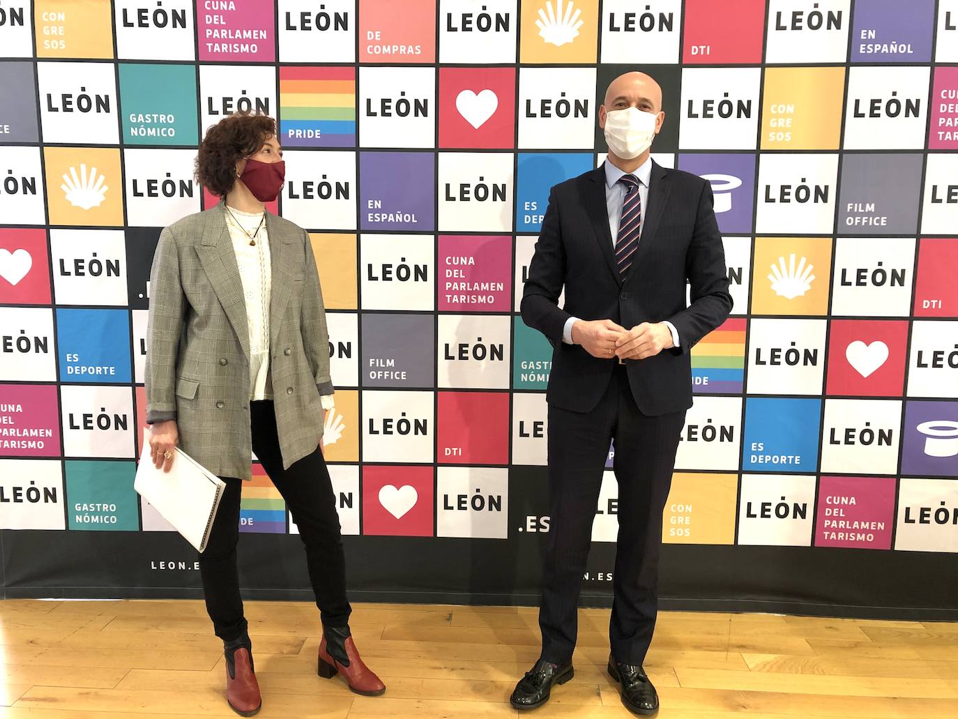 El alcalde y la concejala de Promoción Económica presentan una nueva marca de promoción para la ciudad.