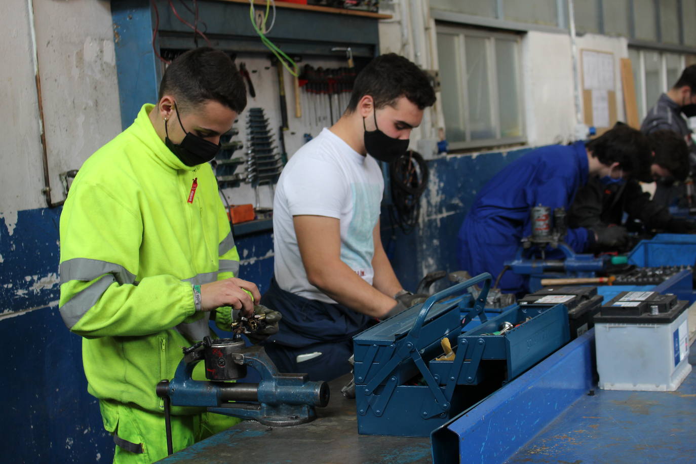 Este centro concertado ofrece Bachillerato y tres niveles de Formación Profesional donde la relación entre profesor y alumno es fundamental para guiar el futuro laboral de sus estudiantes.