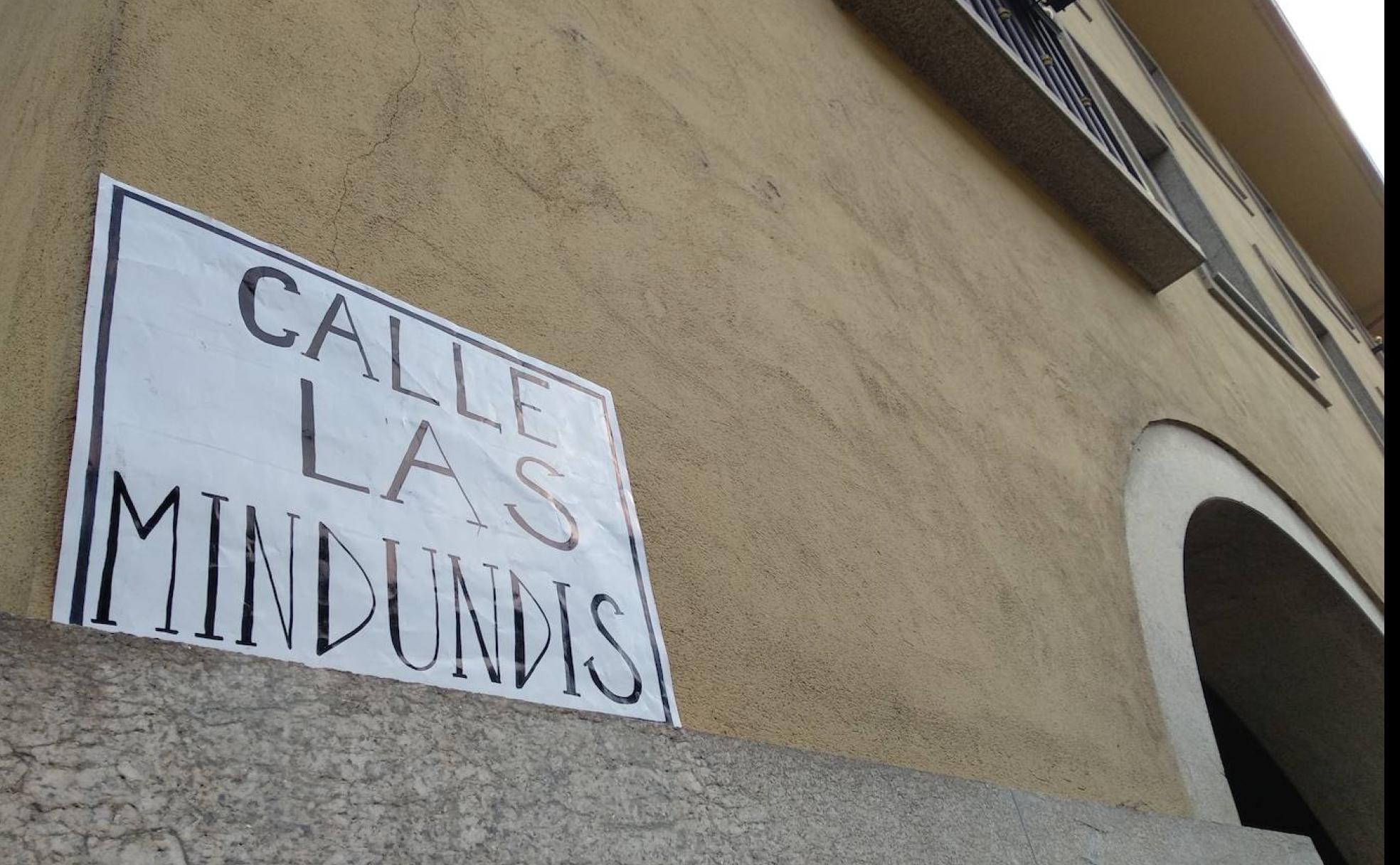 La avenida del Castillo de Ponferrada ha aparecido 'rebautizada' como 'Las Mindundis'.