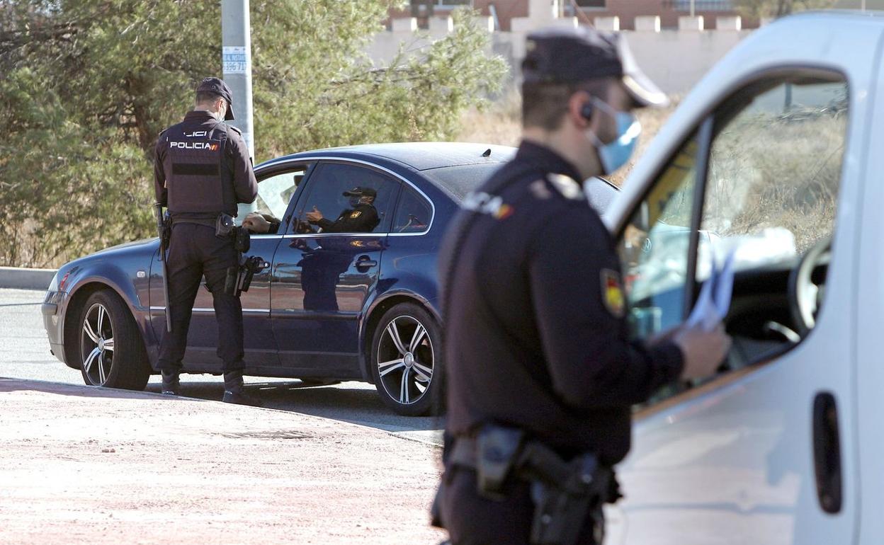 Efectivos de la Policía Nacional durante un control perimetral.