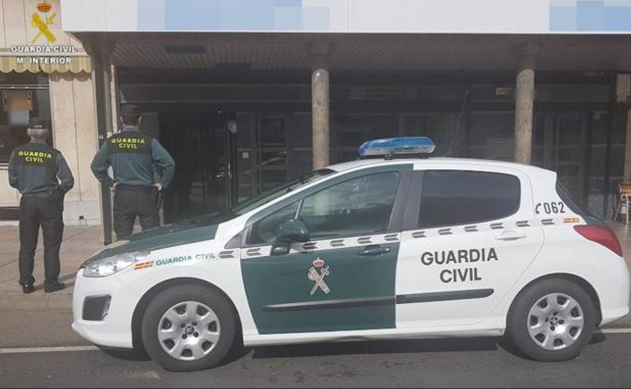 Efectivos de la Guardia Civil desarrollaron la intervención en la localidad de Bembibre.