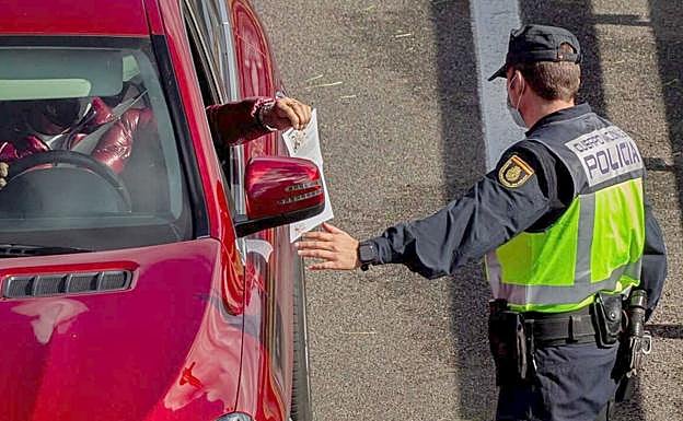 Imagen de un control policial durante la pandemia. Efe