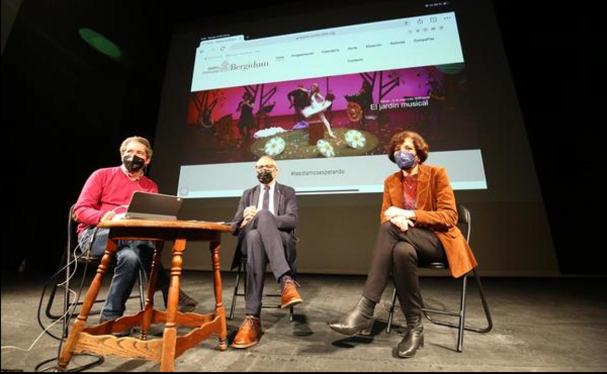 El alcalde de Ponferrada, Olegario Ramón (C), junto al director del Teatro Bergidum, Miguel Varela (I), y la concejala de Cultura, Concepción de Vega, durante la presentación.
