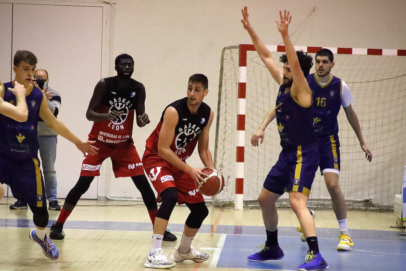 El Reino de León y Basket León se han enfrentado en el pabellón de San Esteban