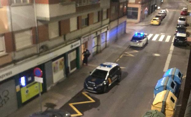 Primeros efectivos policiales en el momento de llegar allugar del suceso.