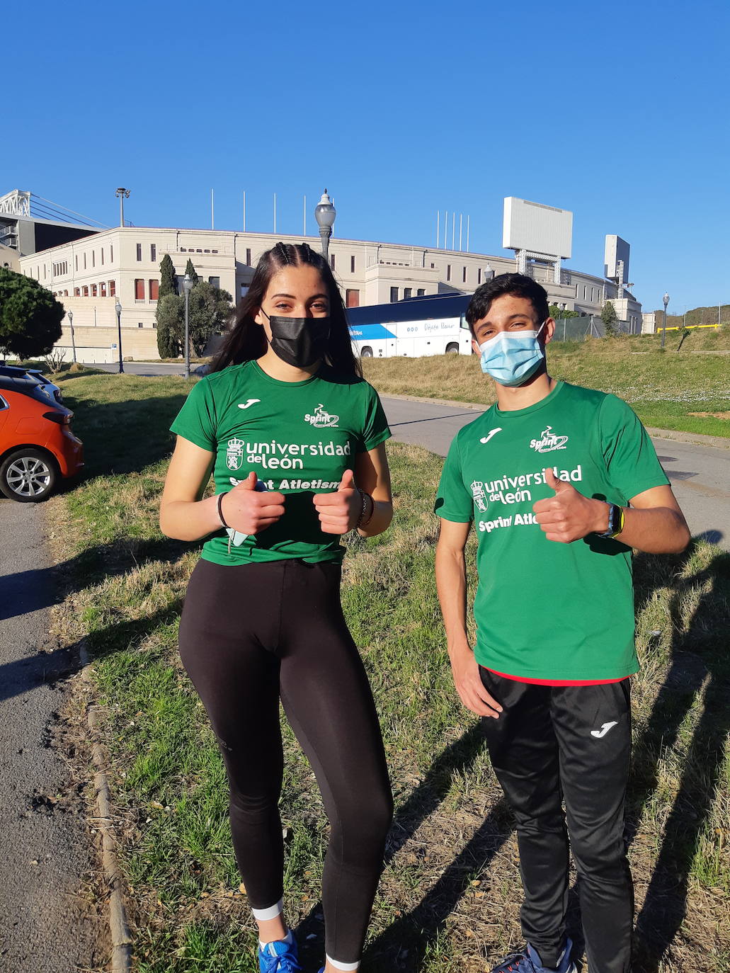 Fiona Mar celebra su puesto junto a su entrenador.