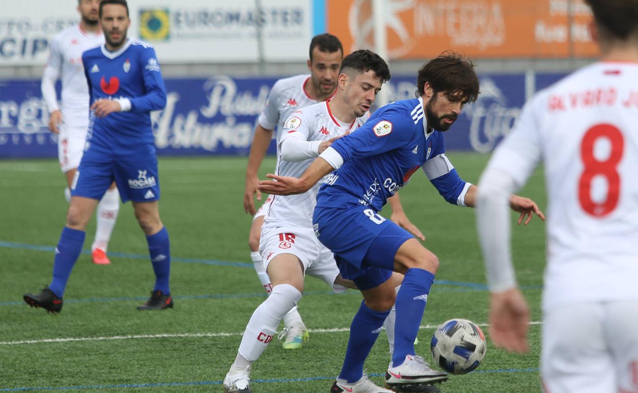 Un instante del partido disputado en el campo del Covadonga.