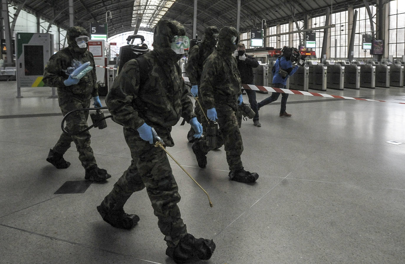 Soldados del Regimiento Garellano de Munguía desinfectan la Estación de Abando en Bilbao