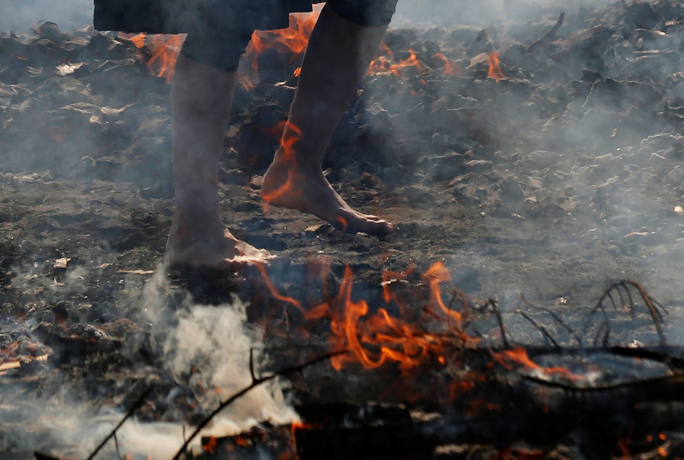 La caminata sobre el fuego fue más tensa de lo habitual porque los participantes debían usar máscaras y mantener el distanciamiento social debido a la pandemia de coronavirus. El festival también se limitó a 1.000 participantes. El año pasado, no estuvo abierto al público.