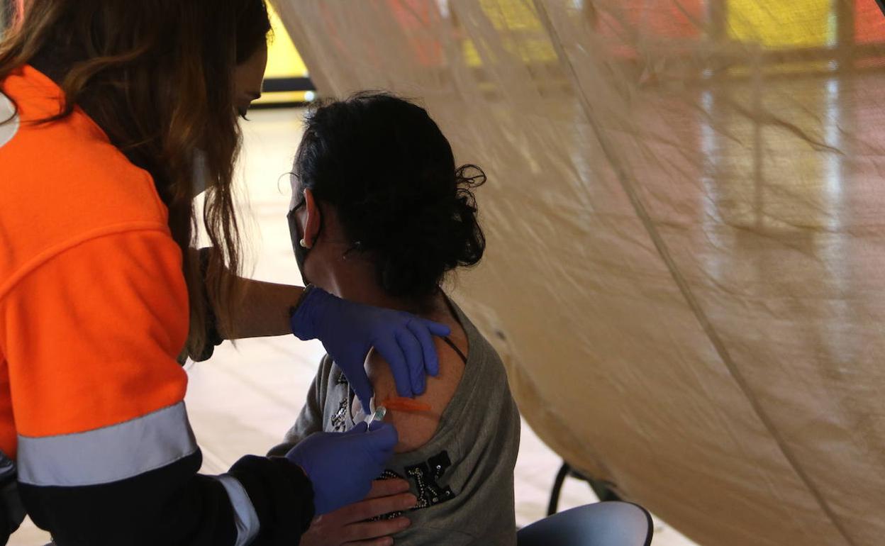 Vacunación de una docente en el Palacio de Exposiciones de León.
