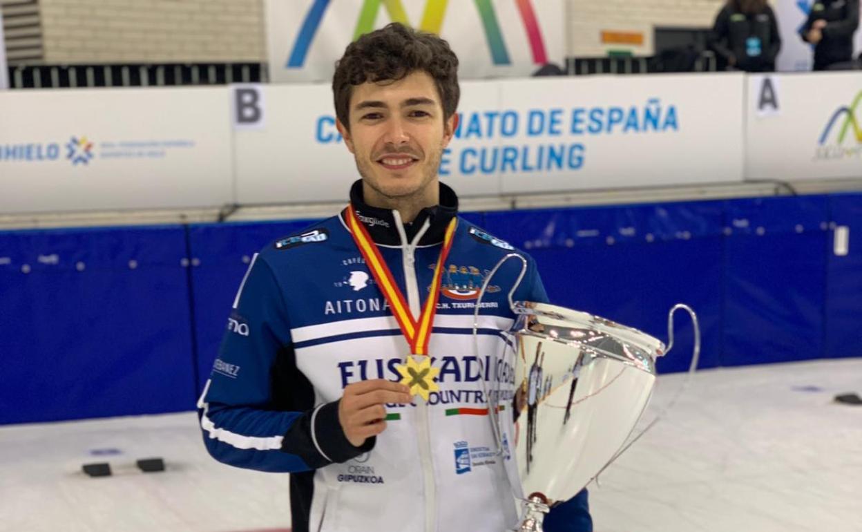Edu de Paz posa con el trofeo y la medalla que le acreditan como campeón de España.