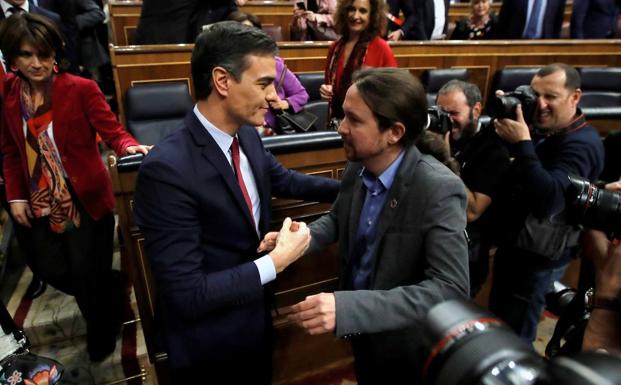 Sánchez e Iglesias se saludan después de que el líder socialista lograra ser investido presidente del Gobierno el 7 de enero de 2020. 