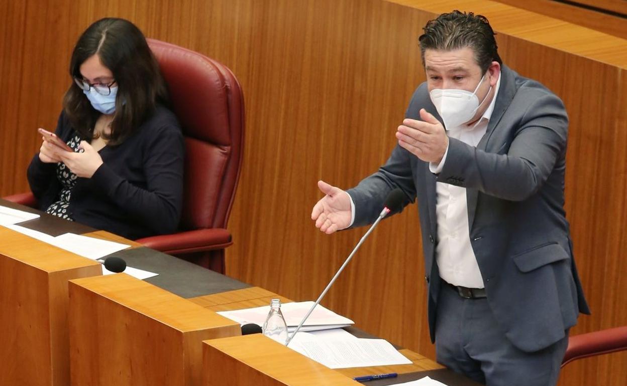 Luis Mariano Santos (UPL), durante una intervención en el pleno de las Cortes. 