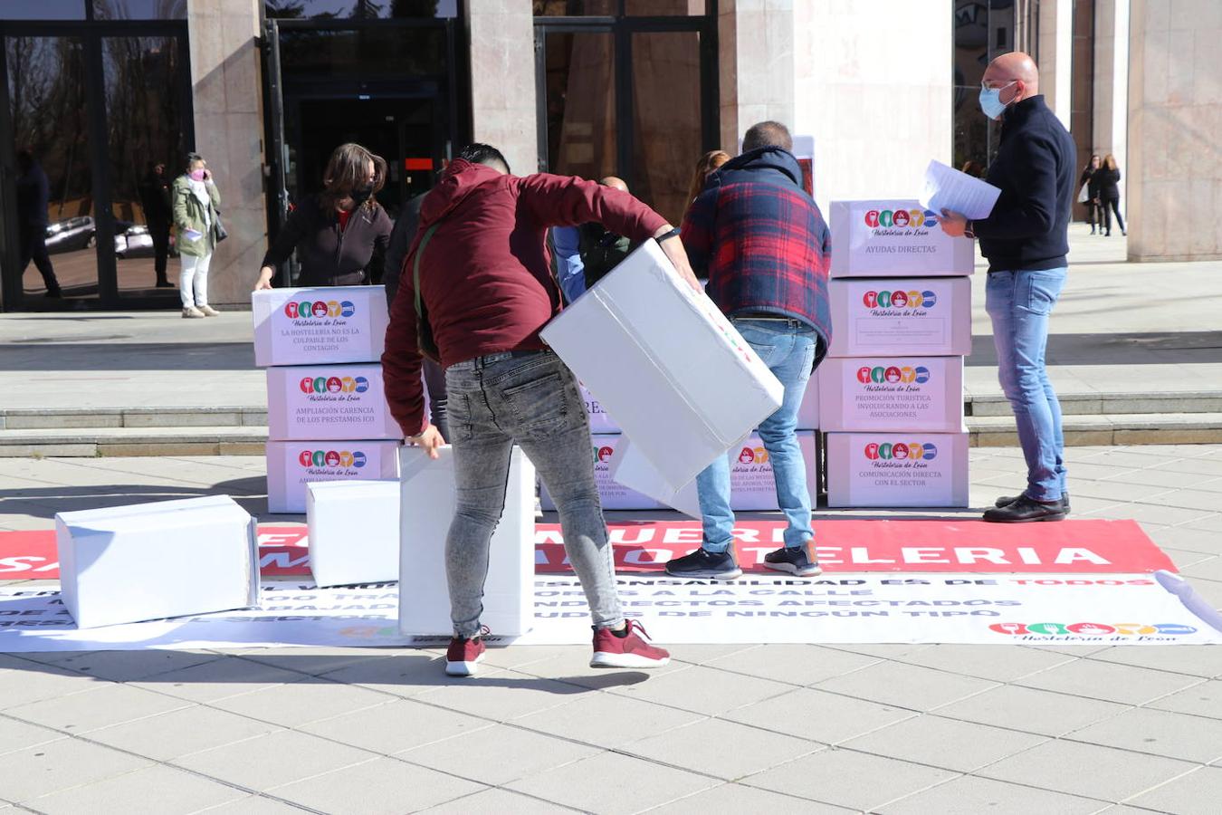 Los hhosteleros se concentran frente a la Junta cuando se cumple un año del estado de alarma.