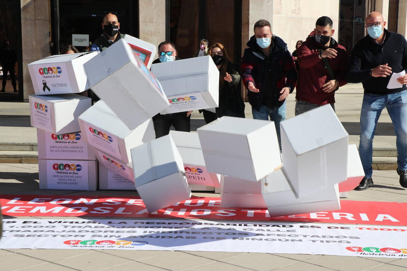 Los hhosteleros se concentran frente a la Junta cuando se cumple un año del estado de alarma.