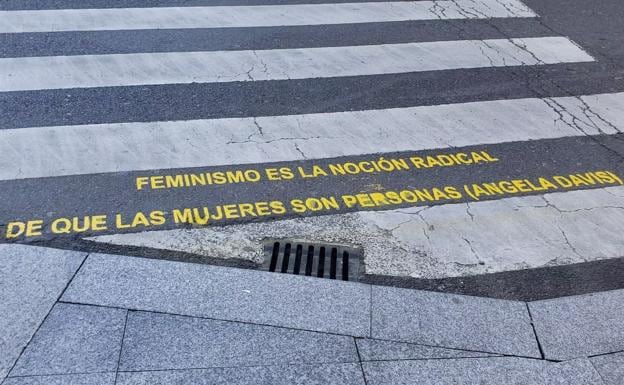 Una de las frases en uno d elos pasos de cebra de León capital este lunes.