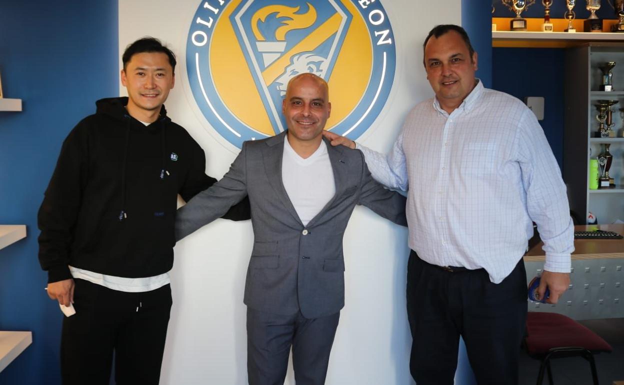 Leilei Gao, junto al director de Sport Coach Norte, Roberto Carlos Fernández, y al presidente del Olímpico de León, José Pedro Luengo, durante la firma del acuerdo.