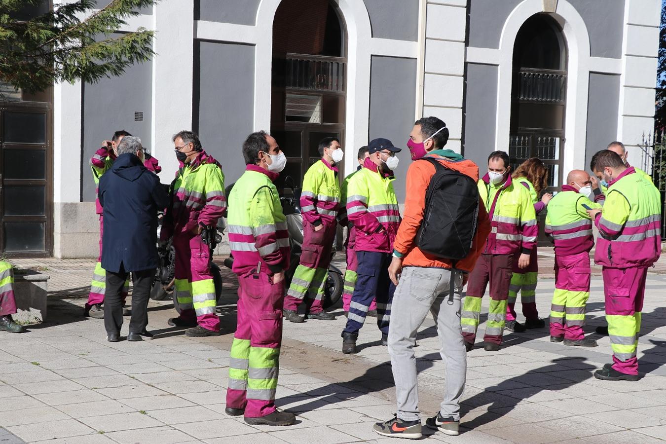 Los trabajadores de Renfe se concentran contra el cese de actividad del centro médico.